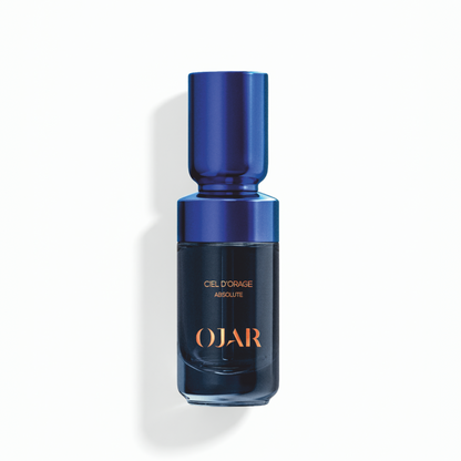 OJAR CIEL_D_ORAGE ABSOLUTE OIL 20 ML IN A BLUE BOTTLE AGAINST A WHITE BACKGROUND 